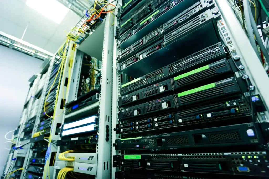 Rak server di data center sebagai infrastruktur cloud computing modern