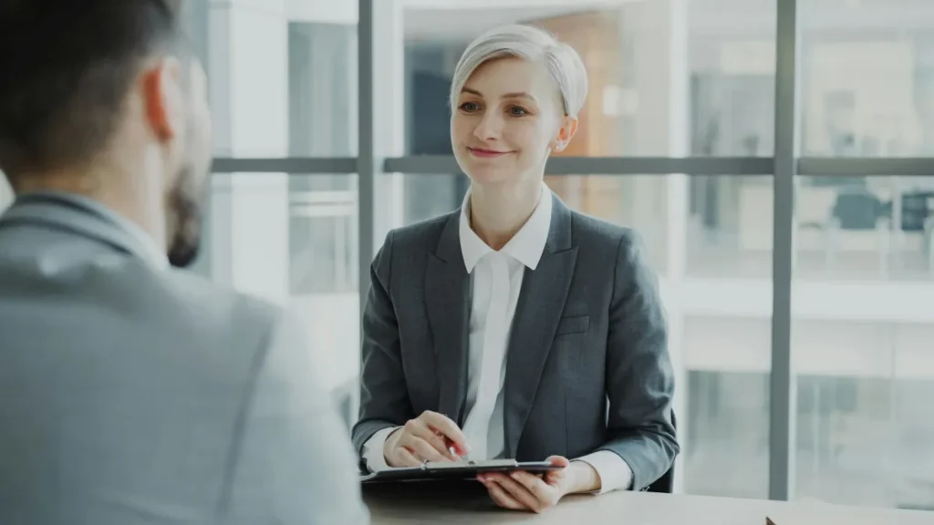 Staf HRD perempuan sedang mewawancarai kandidat karyawan baru di kantor modern